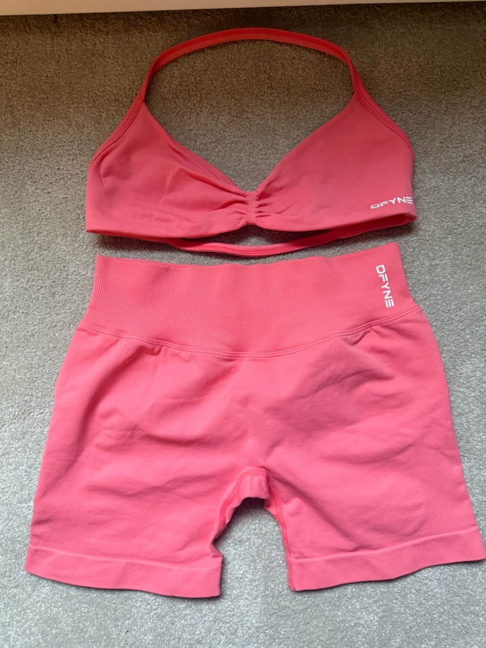 DFYNE Women's Coral Seamless Sports Bra & Shorts Set